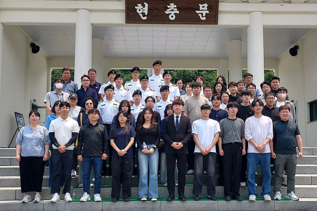 우석대가 호국보훈의 달을 앞두고 30일 국립임실호국원을 찾아 ‘국립묘지 1사 1묘역 가꾸기’ 봉사활동을 실시했다. / 우석대