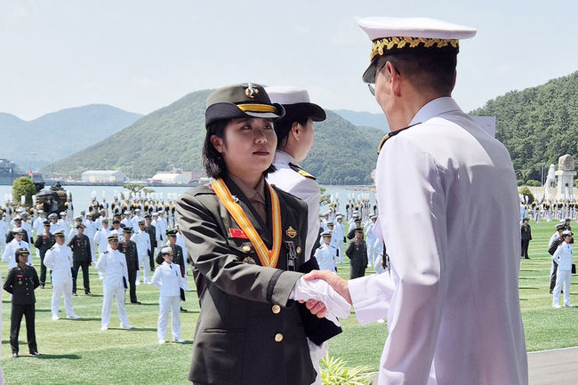 우석대 군사학과 졸업생인 조세림(2021학번) 소위가 30일 해군사관학교에서 열린 제138기 해군 및 해병대 사관후보생 수료 및 임관식에서 해군참모총장 표창을 받았다. / 우석대