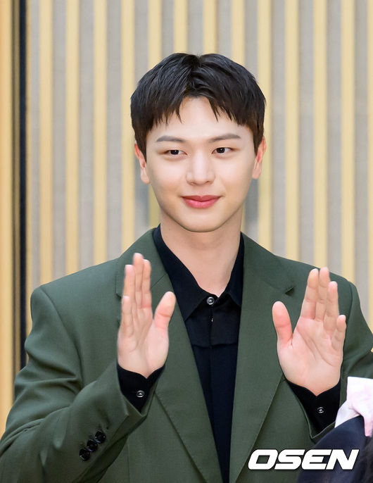 [OSEN=이대선 기자] 17일 오후 서울 목동 SBS에서 SBS새 금토드라마‘귀궁’ 제작발표회가 열렸다.‘보물섬’후속으로 방송되는SBS새 금토드라마‘귀궁’은영매의 운명을 거부하는 무녀 여리와 여리의 첫사랑 윤갑의 몸에 갇힌 이무기 강철이가 왕가에 원한을 품은 팔척귀에 맞닥뜨리며 몸과 혼이 단단히 꼬여버리는 육신 쟁탈 판타지 로코. 배우 육성재가 행사장으로 입장하고 있다. 2025.04.17 /sunday@osen.co.kr
