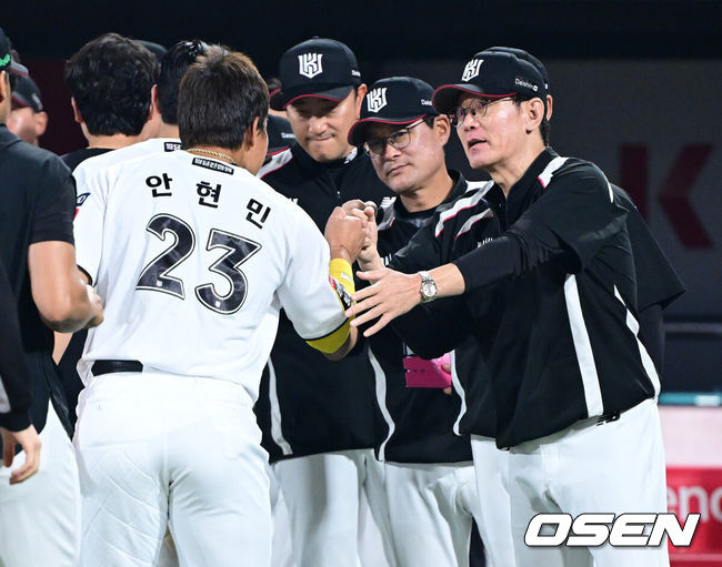[OSEN=수원, 최규한 기자] KT가 모처럼 1선발 위용을 뽐낸 헤이수스를 앞세워 연승에 성공했다.프로야구 KT 위즈는 30일 수원KT위즈파크에서 열린 2025 신한 SOL뱅크 KBO리그 KIA 타이거즈와의 시즌 7차전에서 3-1로 승리했다.KT는 3연전 기선제압과 함께 2연승을 달리며 시즌 29승 3무 25패를 기록했다. 경기를 마치고 승리한 KT 이강철 감독과 안현민이 인사를 나누고 있다. 2025.05.30 / 