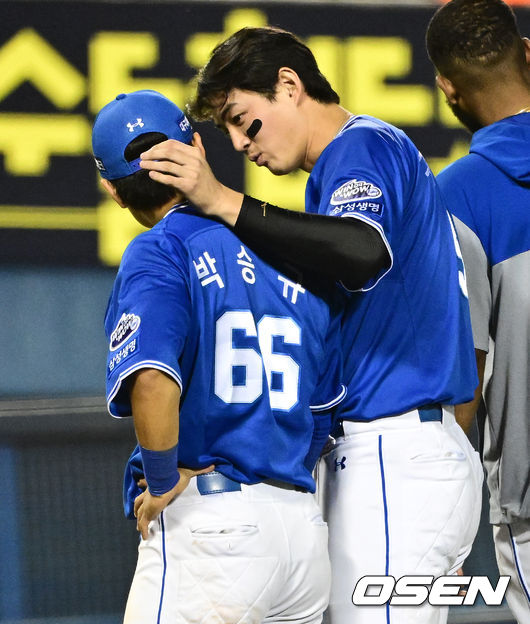 박승규를 격려하는 구자욱.