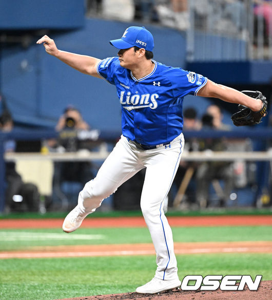 [OSEN=고척, 이대선 기자] 28일 오후 서울 고척스카이돔에서 ‘2024 신한 SOL Bank KBO리그’ 키움 히어로즈와 삼성 라이온즈의 경기가 열렸다.키움은 이종민, 삼성은 이승민을 선발로 내세웠다.4회말 무사에서 삼성 오승환이 역투하고 있다. 2024.08.28 /sunday@osen.co.kr