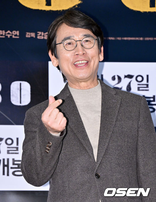 [OSEN=조은정 기자] 영화 '1980(감독 강승용)’ VIP 시사회가 20일 오후 서울 용산구 CGV 용산아이파크몰에서 열렸다.작가 유시민이 포즈를 취하고 있다. 2024.03.20 /cej@osen.co.kr