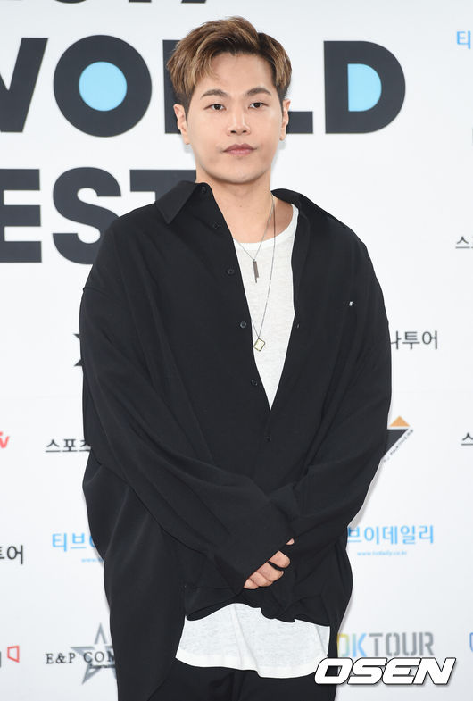 [OSEN=박준형 기자] 18일 오후 서울 송파구 방이동 올림픽공원 SK핸드볼경기장에서 '2019 케이월드 페스타 K-소울 콘서트' 포토월 행사가 진행됐다.나윤권이 포즈를 취하고 있다./ soul1014@osen.co.kr