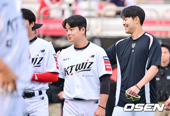 [OSEN=수원, 박준형 기자] 팽팽한 투수전의 승자는 8회를 약속의 이닝으로 만든 KT였다.프로야구 KT 위즈는 31일 수원KT위즈파크에서 열린 2025 신한 SOL뱅크 KBO리그 KIA 타이거즈와의 시즌 8차전에서 5-1로 승리했다. KT는 3연승을 질주하며 주말 3연전 위닝시리즈를 조기 확보했다. 시즌 30승 3무 25패. 지난 17~18일(더블헤더 포함) 잠실 LG 트윈스전부터 5연속 위닝시리즈에 성공했다. 반면 2연패에 빠진 KIA는 26승 1무 28패가 됐다.경기종료 후 소형준 투수가 미소 짓고 있다  2025.05.31   / soul1014@osen.co.kr