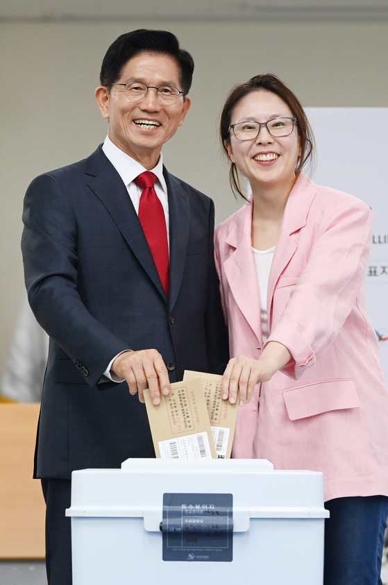 김문수 국민의힘 대선후보가 29일 인천에서 외동딸 동주씨와 사전투표를 하고 있다. 임현동 기자