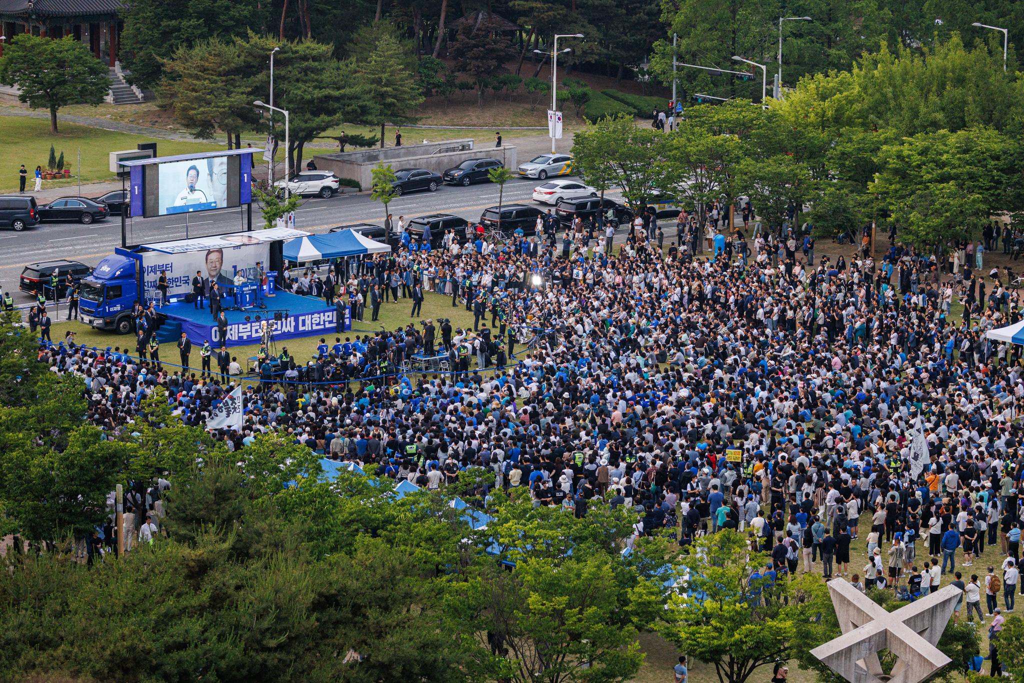 이재명 더불어민주당 대선후보가 31일 오후 대전 서구 보라매공원에서 유세를 하는 동안 지지자들이 운집하고 있다. 김성룡 기자