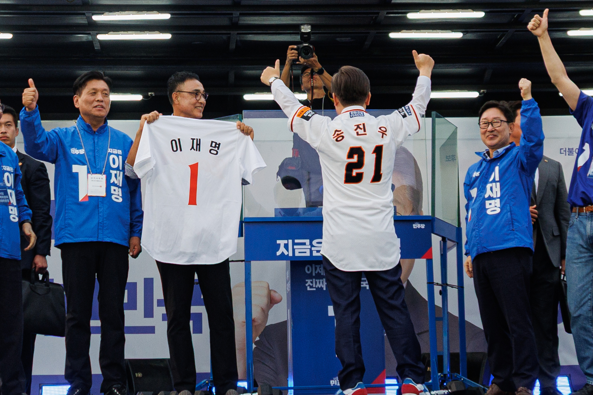 이재명 더불어민주당 대선후보가 31일 오후 대전 서구 보라매공원에서 열린 유세에서 송진우 전 한화이글스 투수에게 받은 유니폼을 입고 엄지를 치켜올리고 있다. 김성룡 기자