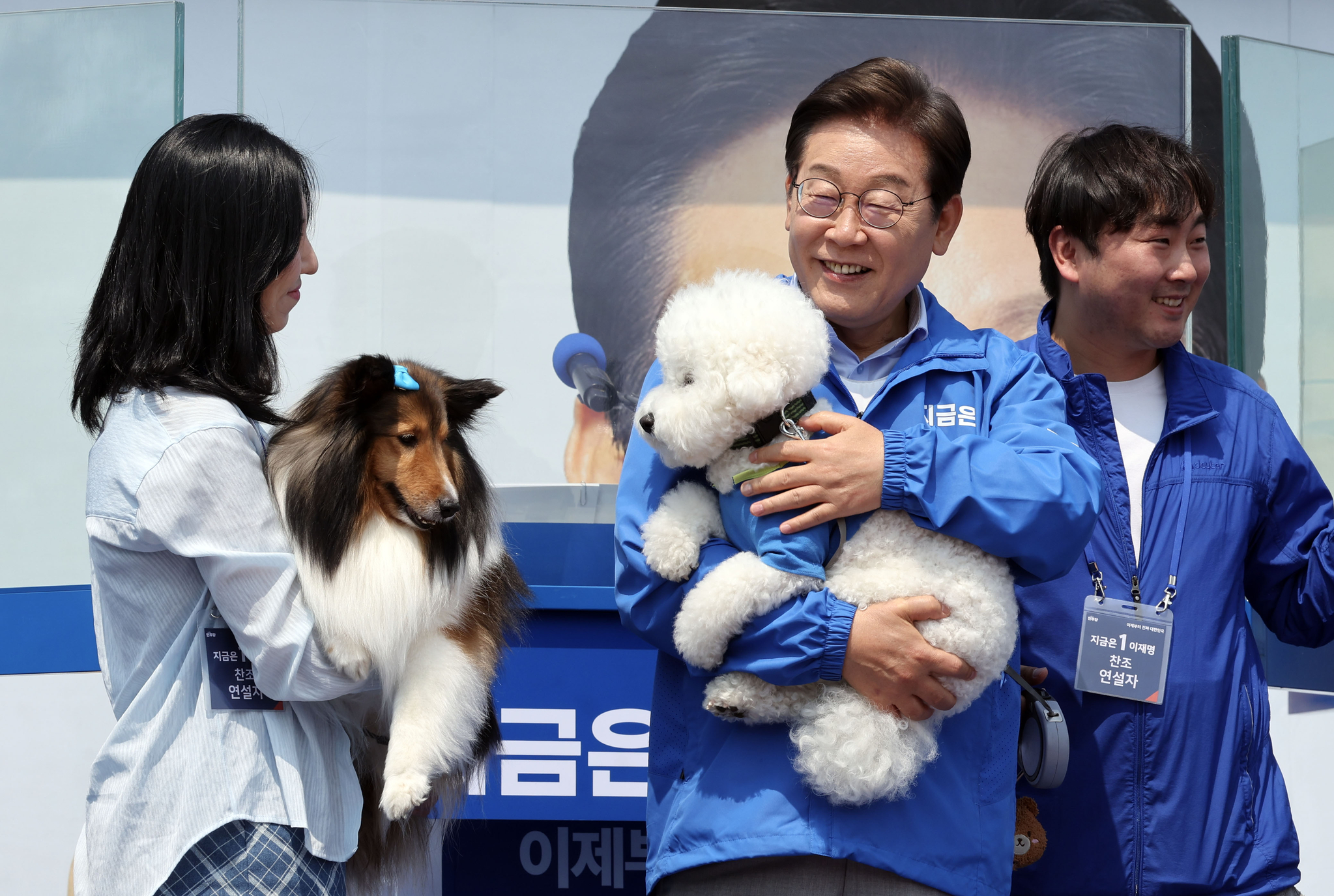 이재명 더불어민주당 대선 후보가 30일 오후 강원도 춘천시 춘천역광장에서 유세전 반려견 토리, 뭉치와 기념촬영하고 있다. 김성룡 기자/ 2025.05.30