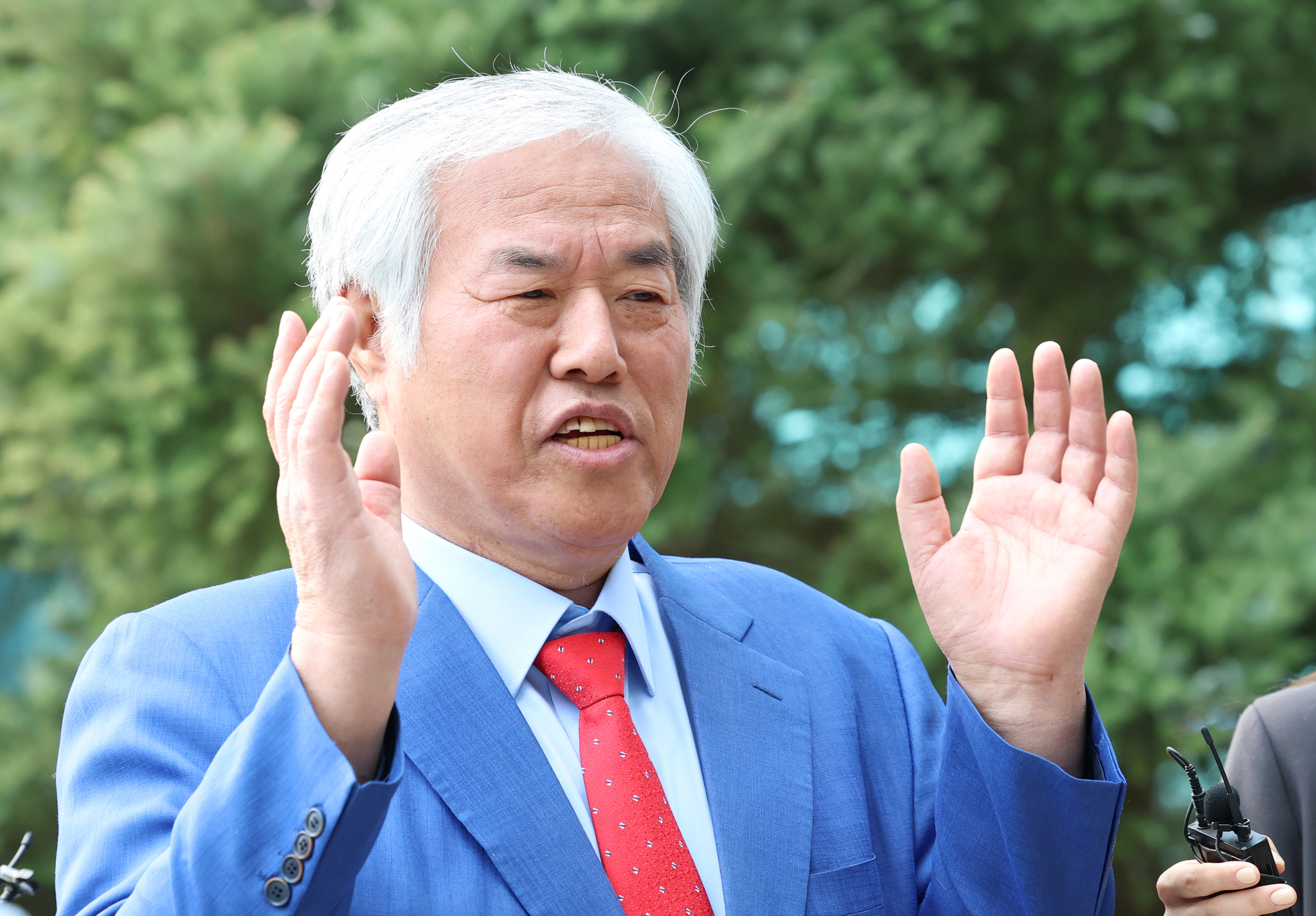 전광훈 사랑제일교회 목사가 지난달 11일 오후 서울북부지방법원에서 진행된 첫 번째 공판에 출석하기 전 인터뷰를 하고 있다. 뉴스1