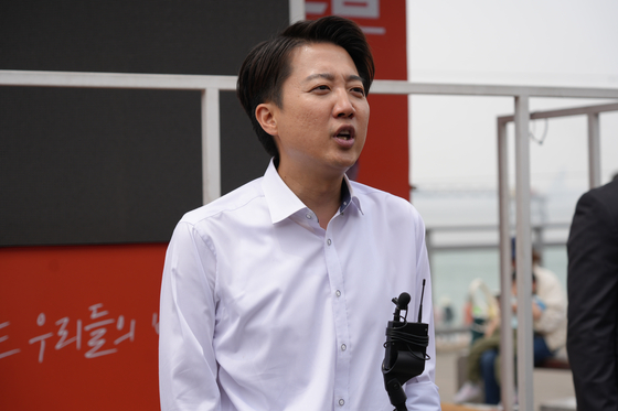 이준석 개혁신당 대선 후보가 31일 인천 중구 월미도에서 취재진 질문에 답하고 있다. 연합뉴스
