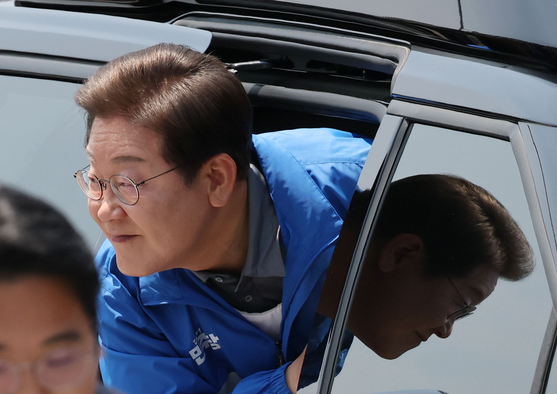 이재명 더불어민주당 대선후보가 1일 대구 동대구역광장에서 열린 유세에 참석하기 위해 차에서 내리고 있다. 김성룡 기자