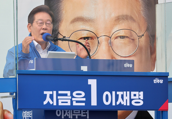 이재명 더불어민주당 대선 후보가 31일 세종시 나성동 나무그늘광장에서 선거 유세를 하고 있다. 김성룡 기자