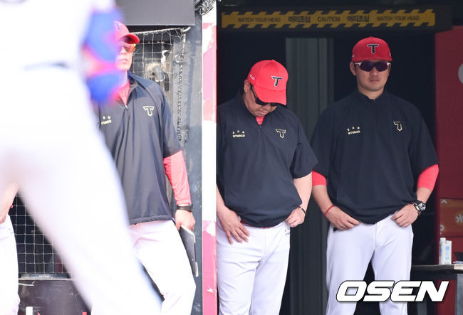 [OSEN=수원, 박준형 기자] 31일 오후 수원 KT 위즈 파크에서 ‘2025 신한 SOL BANK KBO리그’ KT 위즈와 KIA 타이거즈의 경기가 진행됐다.이날 선발투수로 KT는 소형준을, KIA는 윤영철을 선발투수로 내세웠다.8회말 4실점 허용한 KIA 이범호 감독이 아쉬워하고 있다.   2025.05.31   / soul1014@osen.co.kr