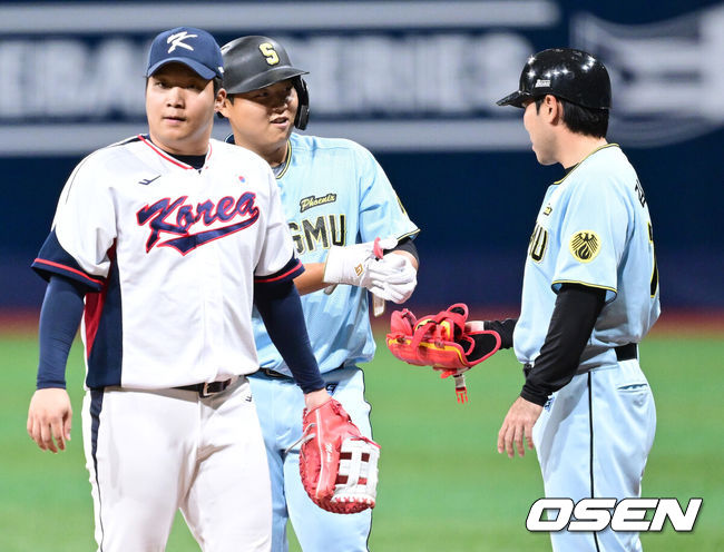 [OSEN=고척, 최규한 기자] 프리미어12를 준비하는 한국 야구 대표팀과 상무가 6일 오후 서울 고척스카이돔에서 연습경기를 가졌다.1회초 2사 1, 3루에서 상무 한동희가 1타점 적시타를 날리고 1루에 안착해 장갑을 벗고 있다. 2024.11.06 / dreamer@osen.co.kr