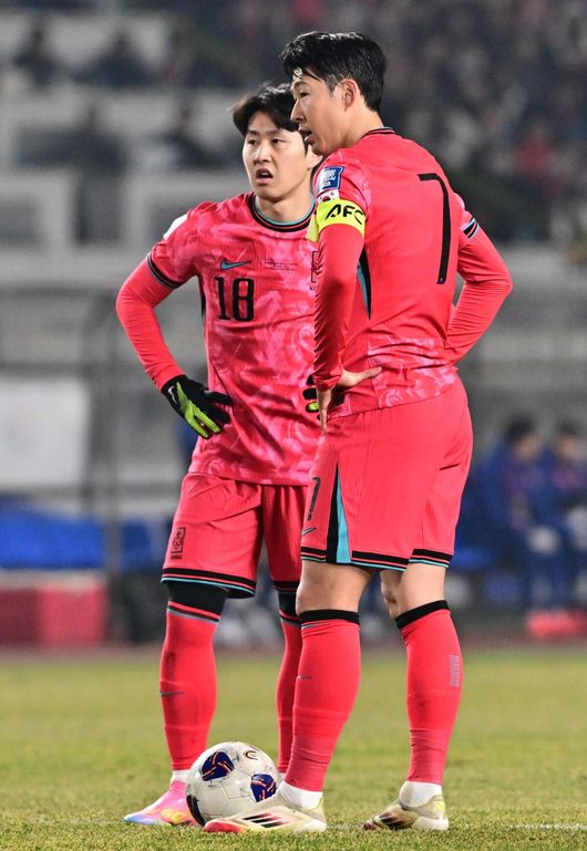 [OSEN=고양, 조은정 기자]20일 오후 경기도 고양종합운동장에서 2026 국제축구연맹(FIFA) 북중미 월드컵 아시아지역 3차 예선 B조 7차전 한국과 오만의 경기가 열렸다.승점 14점(4승 2무)으로 B조 1위를 유지하고 있는 한국이 오만전과 25일 예정된 요르단전에서 모두 승리해 승점 6점을 얻어낸다면,6월예정된이라크, 쿠웨이트와 경기 결과와 상관없이 11회 연속 월드컵 본선 진출을 확정 짓는다. 전반 한국 이강인, 손흥민이 프리킥을 준비하고 있다. 2025.03.20 /cej@osen.co.kr