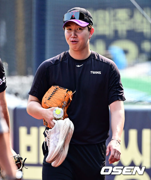 [OSEN=잠실, 지형준 기자] 30일 오후 서울 잠실구장에서 ‘2025 신한 SOL Bank KBO리그’ LG 트윈스와 삼성 라이온즈의 경기가 열렸다.이날 LG는 엘리에이저 에르난데스, 삼성은 이승현을 선발투수로 내세웠다.이번 주말 복귀를 앞둔 LG 유영찬이 1군 선수들과 훈련을 하고 있다. 유영찬은 지난해 12월 팔꿈치 수술을 받았다. 2025.05.30 /jpnews@osen.co.kr