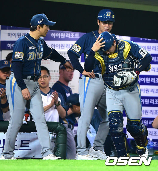 [OSEN=부산, 지형준 기자] 27일 오후 부산 사직구장에서 '2014 한국야쿠르트 세븐 프로야구' 롯데 자이언츠와 NC 다이노스의 경기가 열렸다. 8회말 NC 권희동이 데뷔 첫 포수 마스크를 쓰고 경기를 준비하고 있다. 2014.06.27 / jpnews@osen.co.kr