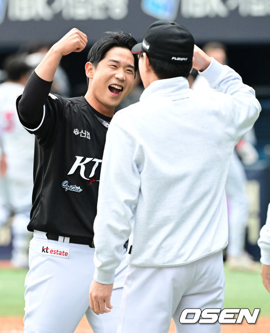 [OSEN=잠실, 최규한 기자] 프로야구KT 위즈의 가을 마법이 계속됐다. KT는 역대 최초로 와일드카드 결정전에서 업셋을 만들며 준플레이오프에 진출했다.KT는3일 서울 잠실구장에서 열린 2024 KBO리그 와일드카드 결정전 2차전에서두산에 1-0으로 승리했다. 역대 최초 '5위 결정전'을 치르며 천신만고 끝에 와일드카드 결정전에 진출한 KT는 1차전 4-0 승리에 이어 2차전까지 이기며 2015년 와일드카드 도입 이후 5위가 4위를 꺾고 준플레이오프에 진출하는 최초 기록까지 만들었다.KT는 오는 5일 LG와 준플레이오프(5전3선승제)를 치른다.경기를 마치고 KT 이강철 감독과 박경수가 인사를 나누고 있다. 2024.10.03 / 
