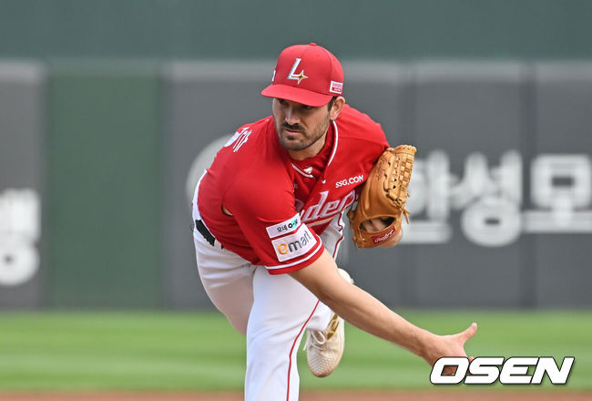 [OSEN=부산, 이석우 기자] 1일 부산 사직야구장에서 2025 신한 SOL 뱅크 KBO 리그 롯데 자이언츠와 SSG 랜더스의 경기가 열렸다. 홈팀 롯데는 이민석이, 방문팀 SSG는 앤더슨이 선발 출전했다.SSG 랜더스 선발 투수 앤더슨이 역투하고 있다. 2025.06.01 / foto0307@osen.co.kr
