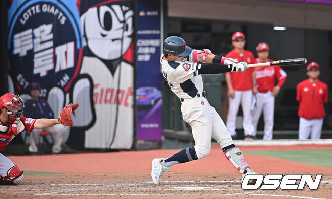 [OSEN=부산, 이석우 기자] 1일 부산 사직야구장에서 2025 신한 SOL 뱅크 KBO 리그 롯데 자이언츠와 SSG 랜더스의 경기가 열렸다. 홈팀 롯데는 이민석이, 방문팀 SSG는 앤더슨이 선발 출전했다.롯데 자이언츠 윤동희가 4회말 좌월 솔로 홈런을 치고 있다. 2025.06.01 / foto0307@osen.co.kr