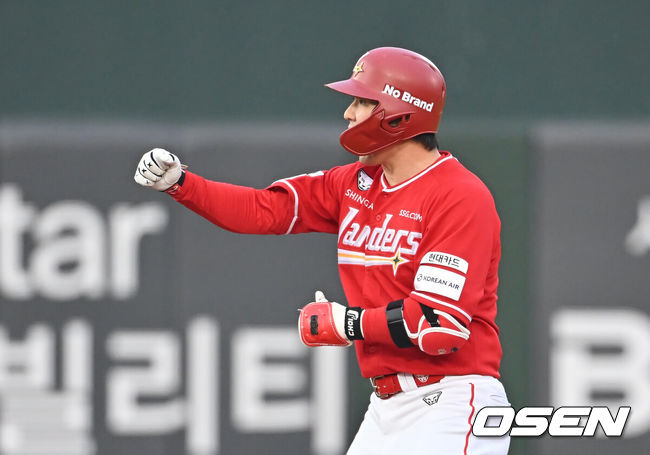 [OSEN=부산, 이석우 기자] 1일 부산 사직야구장에서 2025 신한 SOL 뱅크 KBO 리그 롯데 자이언츠와 SSG 랜더스의 경기가 열렸다. 홈팀 롯데는 이민석이, 방문팀 SSG는 앤더슨이 선발 출전했다.SSG 랜더스 최정이 7회초 2사 1,3루 좌익수 왼쪽 2타점 2루타를 치고 세리머니를 하고 있다. 2025.06.01 / foto0307@osen.co.kr