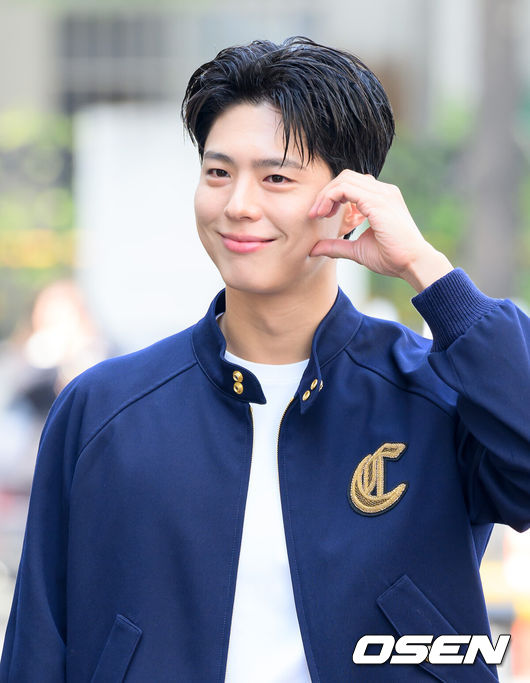 [OSEN=이대선 기자] 8일 오후 서울 영등포구 여의도 KBS 신관에서 KBS 2TV '더 시즌즈 - 박보검의 칸타빌레' 녹화가 진행됐다.넷플릭스 시리즈 ‘폭싹 속았수다’로 전 세계 시청자들을 사로잡은 박보검은 KBS2 심야 음악 프로그램 ‘더 시즌즈-박보검의 칸타빌레’ MC로도 활약하며 다방면에서 활발한 활동을 이어가고 있다.배우 박보검이 방송국으로 이동하며 팬과 취재진을 향해 인사를 하고 있다. 2025.04.08 /sunday@osen.co.kr