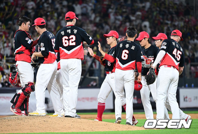 [OSEN=수원, 최규한 기자] ‘김도영 친구’ 윤도현이 데뷔 첫 연타석홈런을 터트리며 위기의 호랑이군단을 구했다.프로야구 KIA 타이거즈는 1일 수원KT위즈파크에서 열린 2025 신한 SOL뱅크 KBO리그 KT 위즈와의 시즌 9차전에서 5-3으로 승리했다. KIA는 최근 2연패, 원정 4연패에서 탈출하며 시즌 27승 1무 28패를 기록했다. 주말시리즈 마지막 경기를 승리로 장식, 스윕패를 면했다.경기를 마치고 승리한 KIA 선수들이 기뻐하고 있다. 2025.06.01 / 