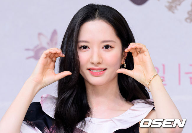 [OSEN=이대선 기자] 17일 오후 서울 목동 SBS에서 SBS새 금토드라마‘귀궁’ 제작발표회가 열렸다.‘보물섬’후속으로 방송되는SBS새 금토드라마‘귀궁’은영매의 운명을 거부하는 무녀 여리와 여리의 첫사랑 윤갑의 몸에 갇힌 이무기 강철이가 왕가에 원한을 품은 팔척귀에 맞닥뜨리며 몸과 혼이 단단히 꼬여버리는 육신 쟁탈 판타지 로코. 배우 김지연이 포토타임을 가지고 있다. 2025.04.17 /sunday@osen.co.kr