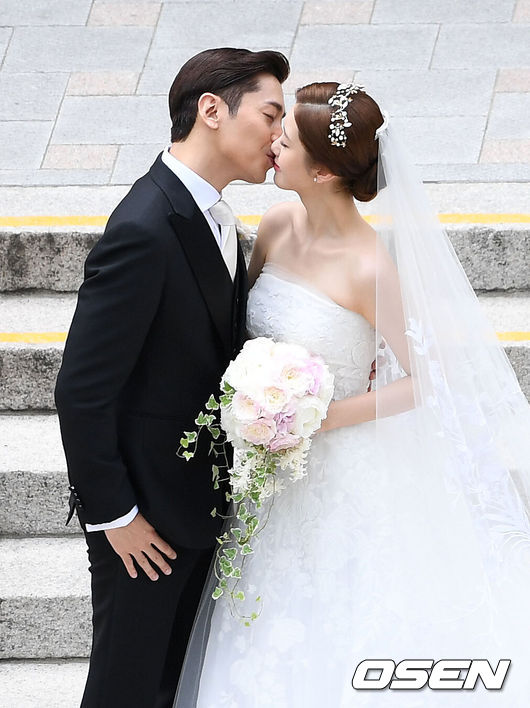 [OSEN=이대선 기자] 1일 그룹 신화 에릭과 배우 나혜미의 결혼식이 서울 중구 영락교회에서 진행됐다.에릭과 나혜미가 촬영을 하고 있다. /sunday@osen.co.kr