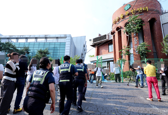 제21대 대통령선거 사전투표 첫날인 지난달 29일 기표소밖 투표용지 반출사고가 발생한 서울 서대문구 구신촌동주민센터에서 경찰들이 이동하고 있다. 장진영 기자
