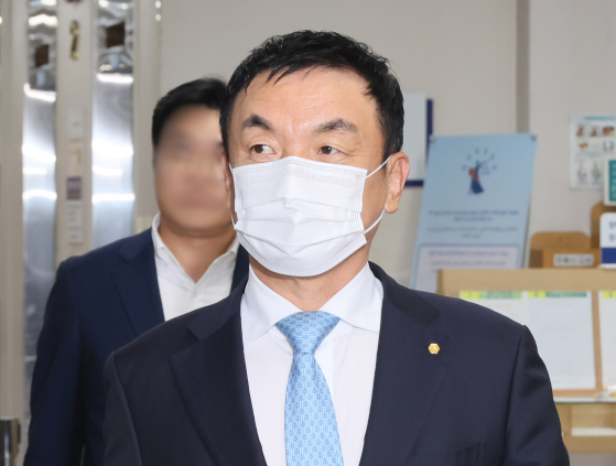 권오수 전 도이치모터스 회장이 12일 서울 서초구 서울고등법원에서 열린 '주가조작 의혹' 2심 선고 공판에 출석하고 있다. 연합뉴스