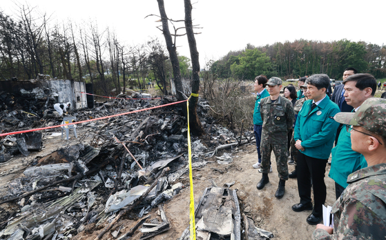 이주호 대통령 권한대행 사회부총리 겸 교육부 장관이 지난달 30일 경북 포항 해군 초계기 추락사고현장을 살펴보고 있다. [사진 교육부]