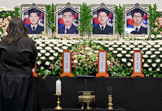 1일 해군 해상초계기 917호기 추락 사고 순직자들에 대한 합동 영결식이 거행된 경북 포항 해군항공사령부 내 강당에서 유가족이 영정 앞에서 오열하고 있다. 뉴스1