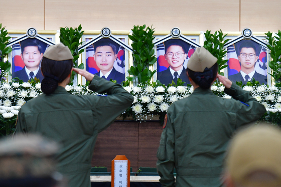 지난달 30일 경북 포항시 해군 항공사령부체육관에 마련된 해상초계기(P-3CK) 순직자 합동분향소에서 동료들이 순직자들에게 마지막 예를 갖추고 있다. 해군은 고 박진우 중령, 고 이태훈 소령, 고 윤동규 상사, 고 강신원 상사로 1계급 추서했다. 뉴스1