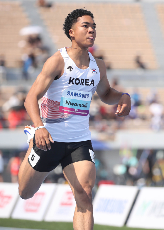 27일 경북 구미 시민운동장에서 열린 아시아육상선수권 남자 100m에서 질주하는 나마디 조엘진. 연합뉴스