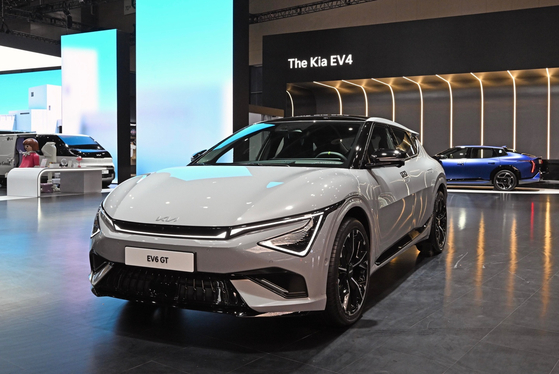 '2025 서울모빌리티쇼' 기아관 'EV 라인업 존'에 전시된 EV6 GT. 뉴스1