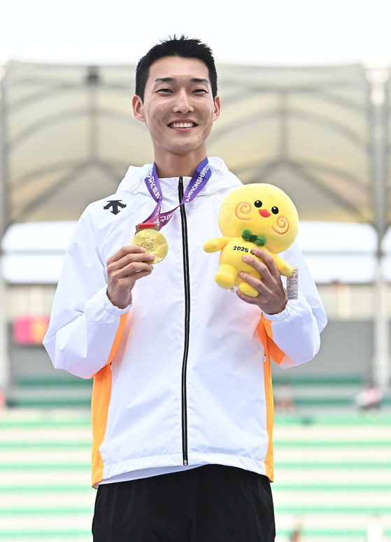 남자 높이뛰기 시상식에서 금메달을 목에 우상혁. 이번 대회 우승으로 2023년 방콕 대에 이어 2연패를 달성했다. 연합뉴스