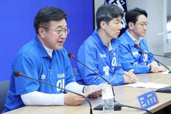 윤호중 더불어민주당 중앙선거대책위원회 총괄본부장이 1일 오전 서울 여의도 당사에서 열린 긴급 총괄본부장단 회의에 참석해 리발스쿨의 불법 댓글 활동 의혹을 제기하고 있다. 뉴스1