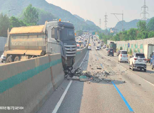 5월 27일 경부고속도로에서 발생한 화물차 타이어 파손사고 모습. 사진 한국도로공사 