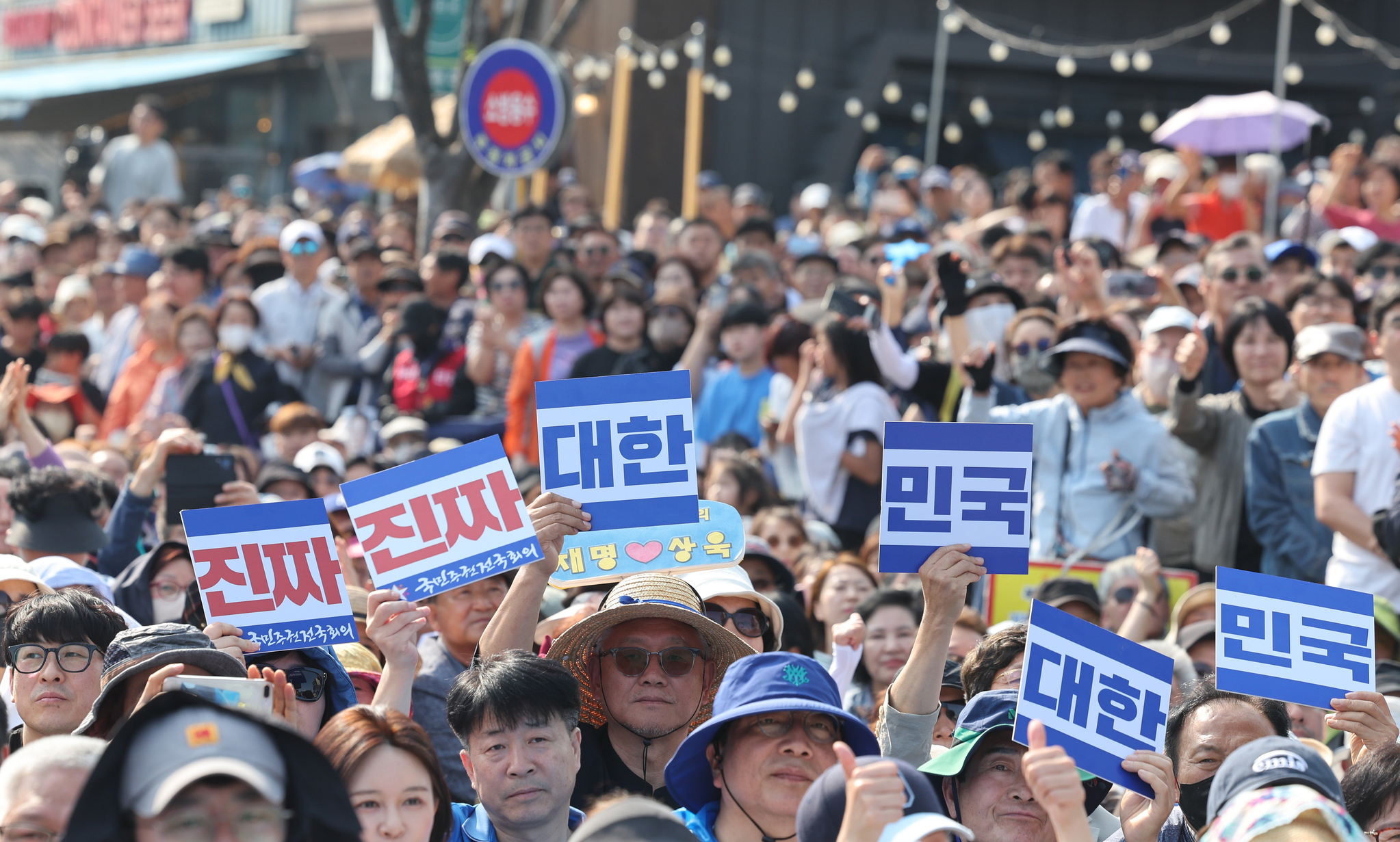 이재명 더불어민주당 대통령 후보가 1일 오후 울산 동구 일산해수욕장 교차로 인근에서 유세를 하는 모습을 유권자들이 지켜보고 있다. 김성룡 기자