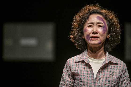 지난다 30일 세종문화회관에서 열린 연극 '유령' 프레스콜에서 배명순을 연기 중인 배우 이지하. 사진 세종문화회관