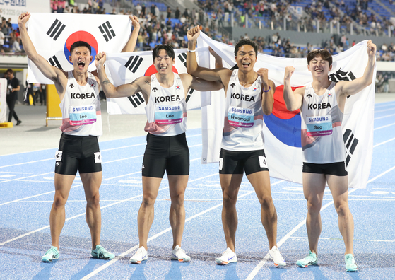 아시아 정상에 오른 한국 육상 400m 계주팀. 왼쪽부터 이준혁, 이재성, 나마디 조엘진, 서민준. 연합뉴스
