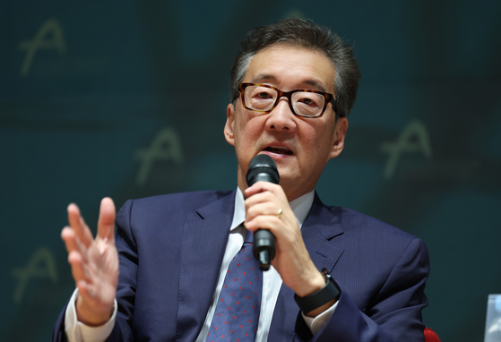 빅터 차 미국 전략국제문제연구소 한국 석좌가 지난해 10월 17일 오전 서울 종로구 아산정책연구원에서 열린 '한국-나토(NATO·북대서양조약기구) 협력: 실질적 협력을 향해'를 주제로 한 외교·안보 포럼에서 발언하고 있다. 연합뉴스