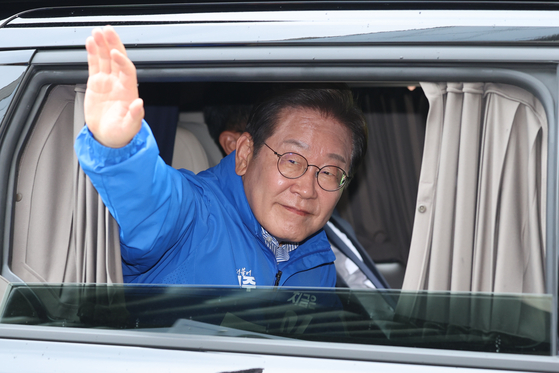 이재명 더불어민주당 대선후보가 선거를 하루 앞둔 2일 스타필드 하남점 광장에서 유세를 마친 뒤 차창 밖으로 손을 흔들고 있다. 연합뉴스