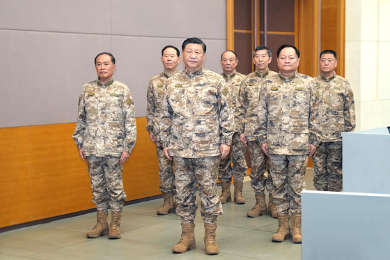 지난 2022년 11월 8일 당 20기 중앙군사위원회 전원이 연합작전지휘센터를 시찰했다. 왼쪽부터 허웨이둥 부주석, 류전리, 시진핑 주석, 장성민, 리상푸, 장유샤 부주석, 먀오화. 신화=연합뉴스