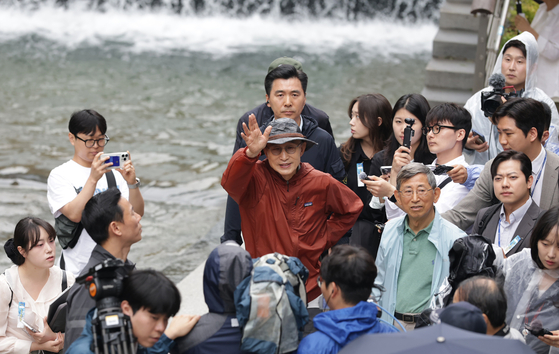 이명박 전 대통령이 청계천 복원 20주년을 맞아 2일 서울 종로구 청계천을 산책하며 시민들과 인사하고 있다. 연합뉴스