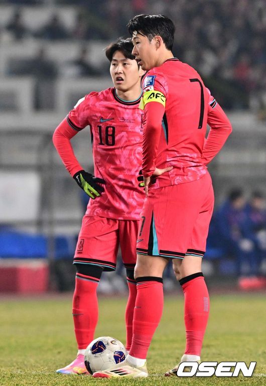 [OSEN=고양, 조은정 기자]20일 오후 경기도 고양종합운동장에서 2026 국제축구연맹(FIFA) 북중미 월드컵 아시아지역 3차 예선 B조 7차전 한국과 오만의 경기가 열렸다.승점 14점(4승 2무)으로 B조 1위를 유지하고 있는 한국이 오만전과 25일 예정된 요르단전에서 모두 승리해 승점 6점을 얻어낸다면,6월예정된이라크, 쿠웨이트와 경기 결과와 상관없이 11회 연속 월드컵 본선 진출을 확정 짓는다. 전반 한국 이강인, 손흥민이 프리킥을 준비하고 있다. 2025.03.20 /cej@osen.co.kr