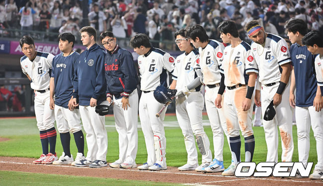[OSEN=부산, 이석우 기자] 1일 부산 사직야구장에서 2025 신한 SOL 뱅크 KBO 리그 롯데 자이언츠와 SSG 랜더스의 경기가 열렸다. 홈팀 롯데는 이민석이, 방문팀 SSG는 앤더슨이 선발 출전했다.롯데 자이언츠 선수들이 SSG 랜더스에 3-4로 패하고 팬들에게 인사를 하고 있다. 2025.06.01 / foto0307@osen.co.kr