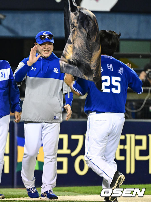 [OSEN=잠실, 조은정 기자]프로야구삼성 라이온즈가 7연승을 질주했다. LG 트윈스는 올 시즌 처음으로 스윕패를 당했다.삼성은1일 서울 잠실구장에서 열린 2025 KBO리그LG와 시즌 9차전 맞대결에서 6-4 재역전승을 거뒀다. 삼성은 KT 위즈를 반 경기 차이로 제치고 4위로 올라섰다.삼성 박진만 감독이 김태훈과 승리를 기뻐하고 있다. 2025.06.01 /cej@osen.co.kr